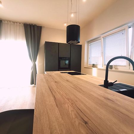 לומבארדה Villa Kora - Luxury Holiday Apartments מראה חיצוני תמונה