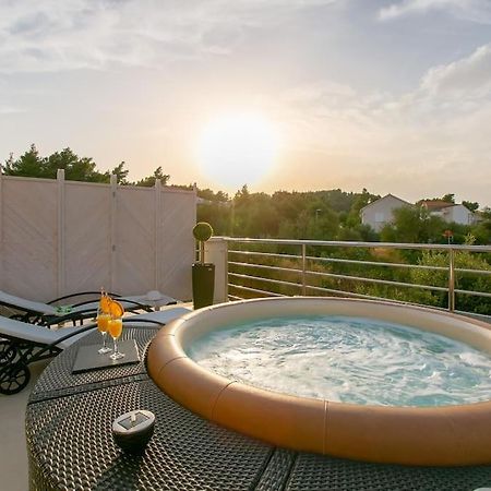לומבארדה Villa Kora - Luxury Holiday Apartments מראה חיצוני תמונה