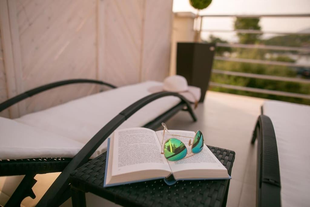 לומבארדה Villa Kora - Luxury Holiday Apartments מראה חיצוני תמונה