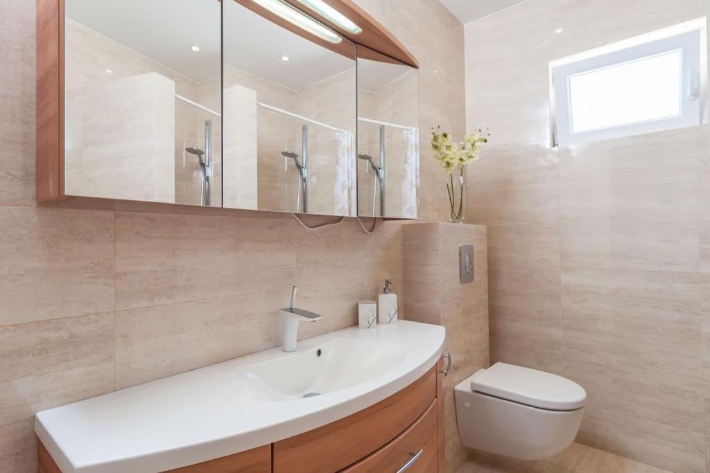 לומבארדה Villa Kora - Luxury Holiday Apartments מראה חיצוני תמונה