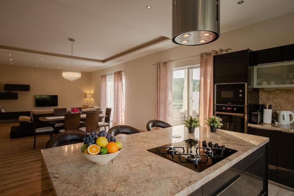 לומבארדה Villa Kora - Luxury Holiday Apartments מראה חיצוני תמונה