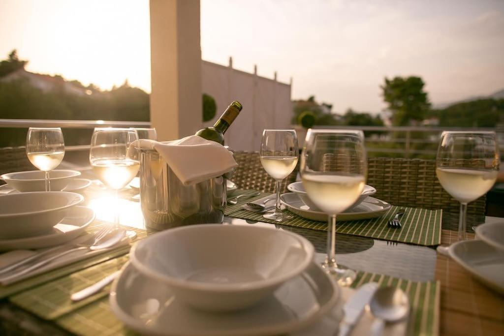 לומבארדה Villa Kora - Luxury Holiday Apartments מראה חיצוני תמונה