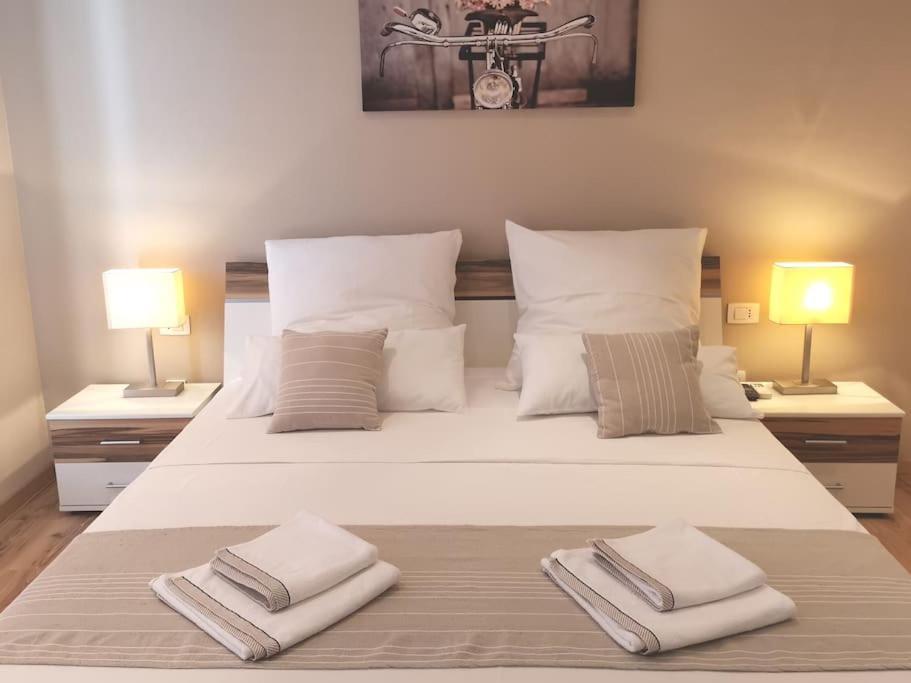 לומבארדה Villa Kora - Luxury Holiday Apartments מראה חיצוני תמונה