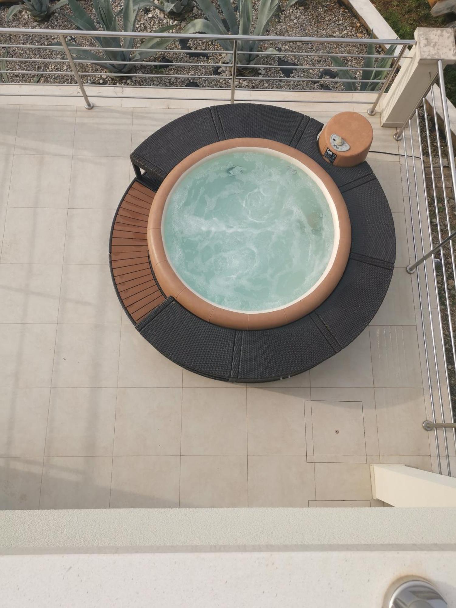 לומבארדה Villa Kora - Luxury Holiday Apartments מראה חיצוני תמונה