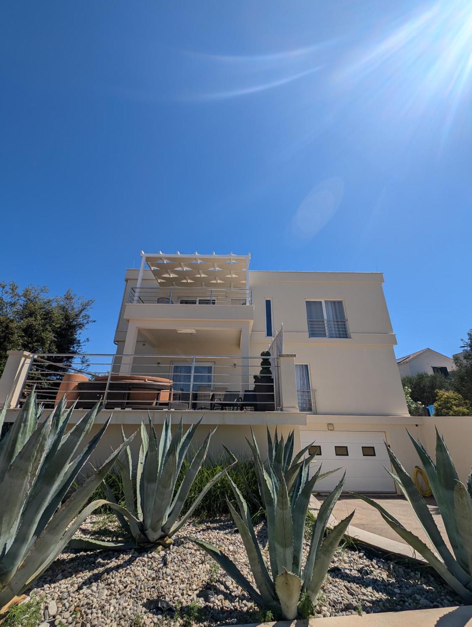 לומבארדה Villa Kora - Luxury Holiday Apartments מראה חיצוני תמונה